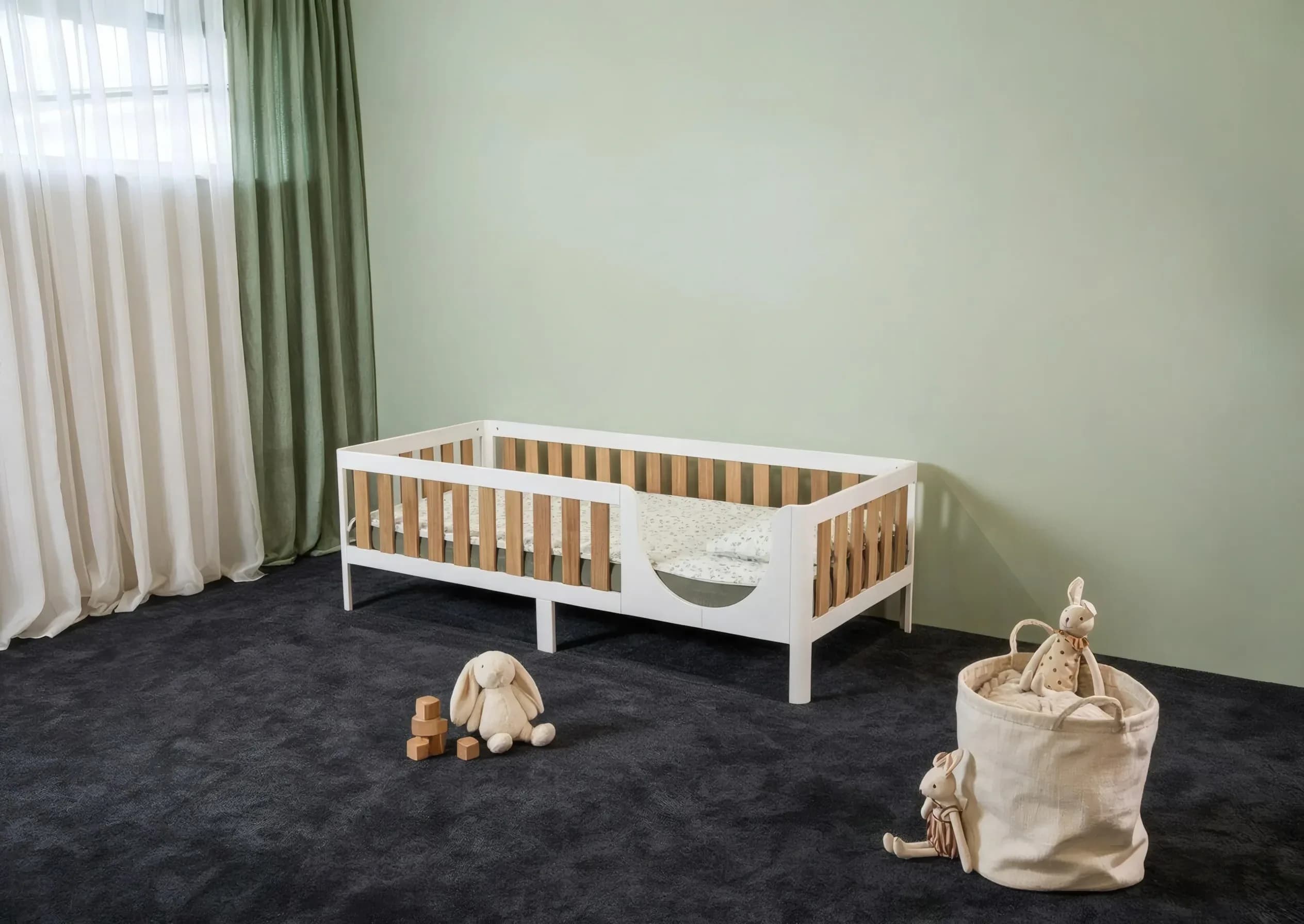 Zweifarbiges Montessori-Bett auf Beinen in Weiß und Eiche im Kinderzimmer