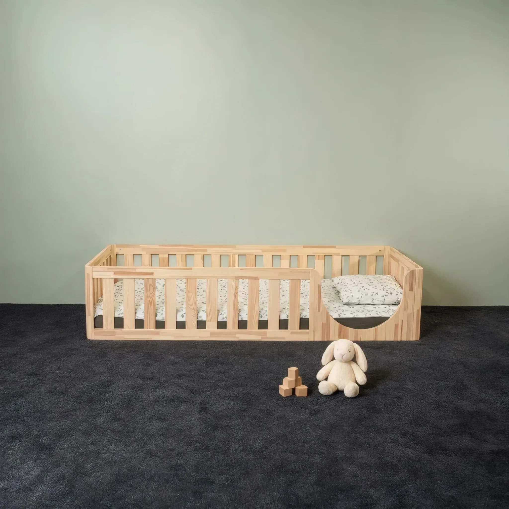 Montessori-Bodenbett aus Naturholz mit abgerundetem Einstieg, Vorderansicht