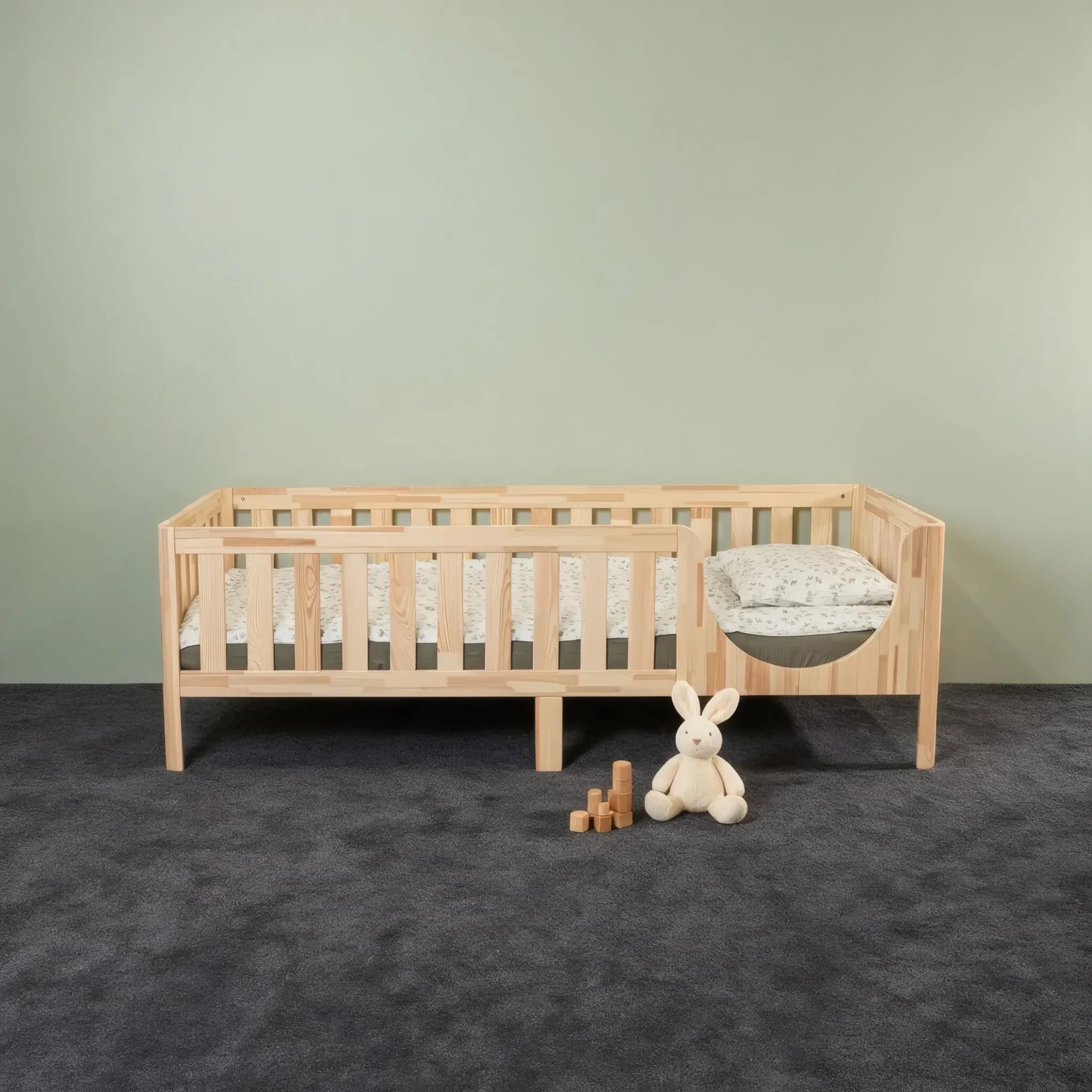 Montessori-Bett auf Beinen mit Rausfallschutz und abgerundetem Einstieg, Vorderansicht