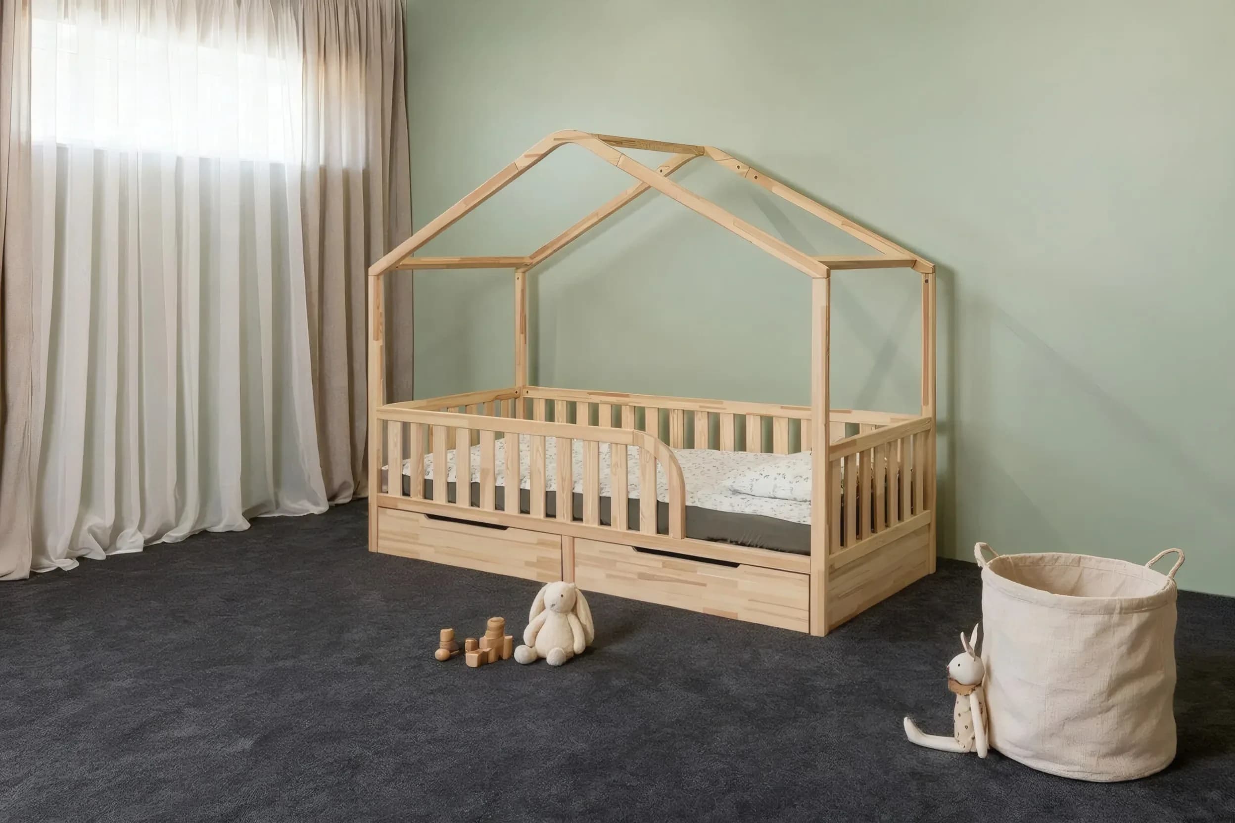 Lit cabane avec tiroirs et toit arrondi dans une chambre d'enfant, vue de face de biais
