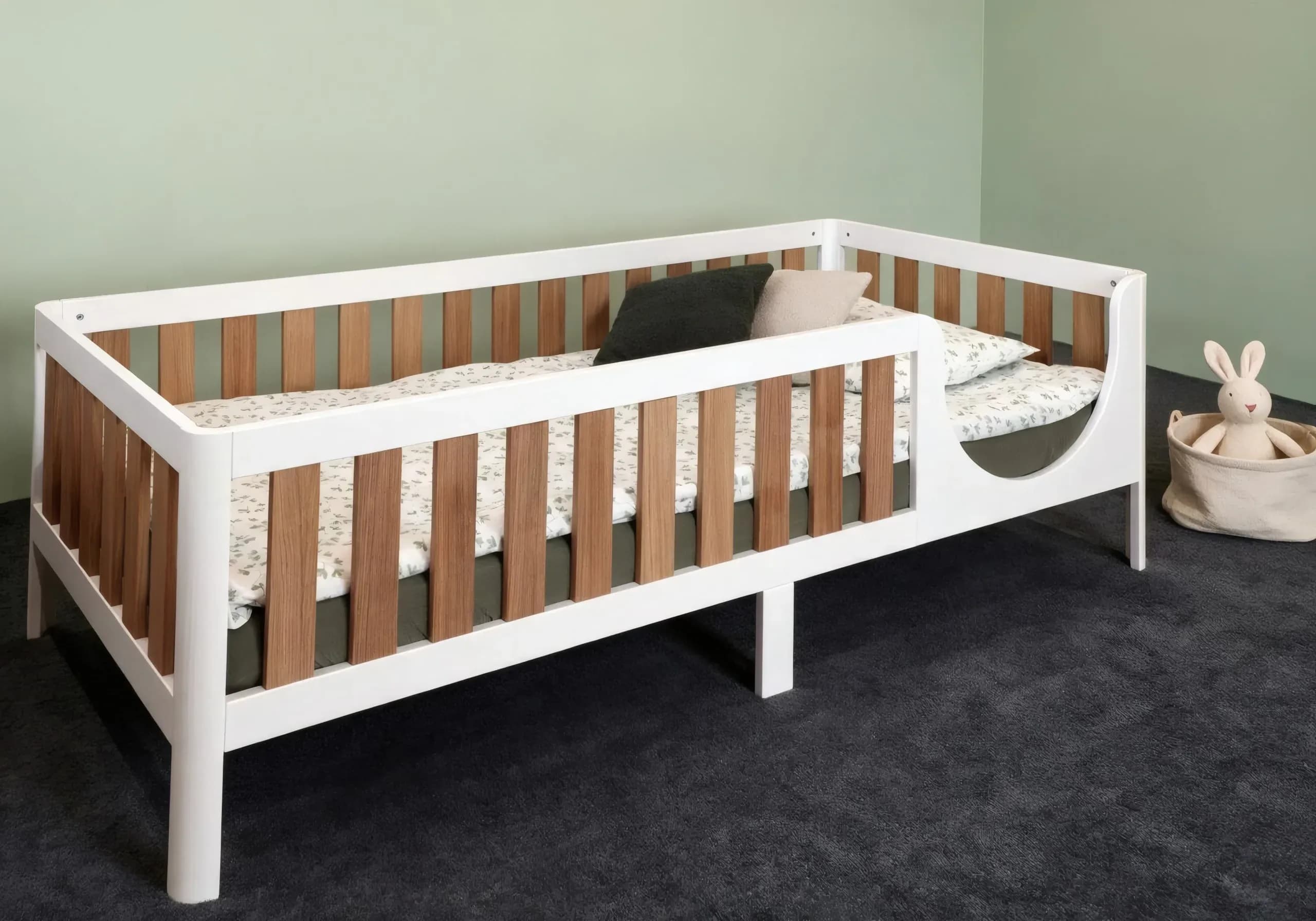 Weißes Bett auf Beinen mit Eichenfurnier-Stäben und abgerundetem Einstieg, Schrägansicht