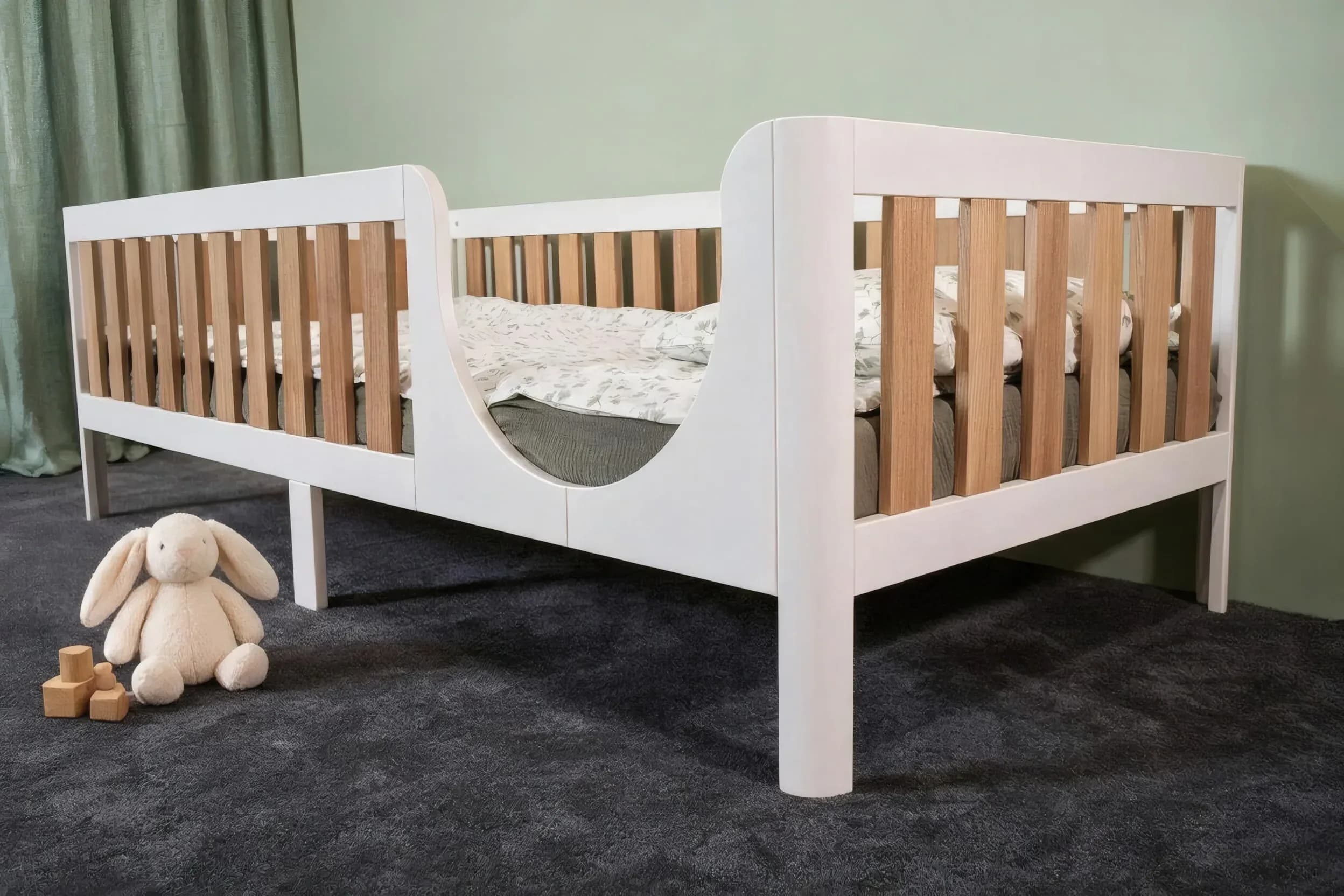 Zweifarbiges Bett auf Beinen mit Plüschhase, Ansicht vom Fußende