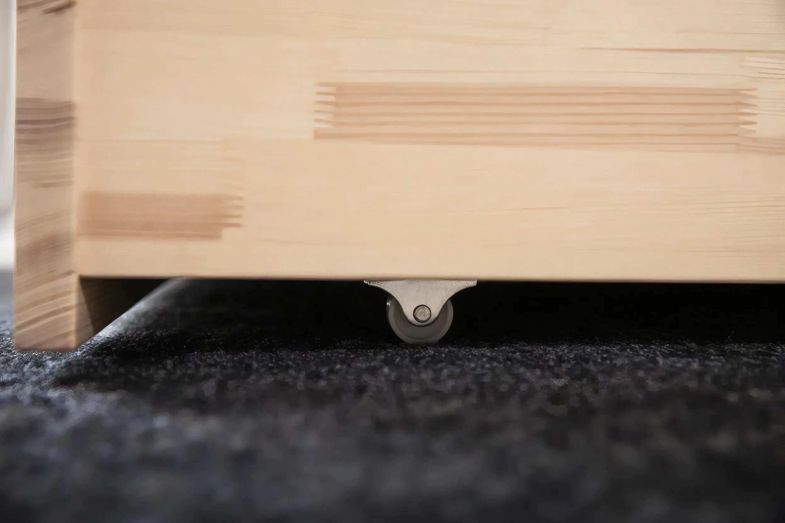 Nahaufnahme einer Holzschublade mit Rolle