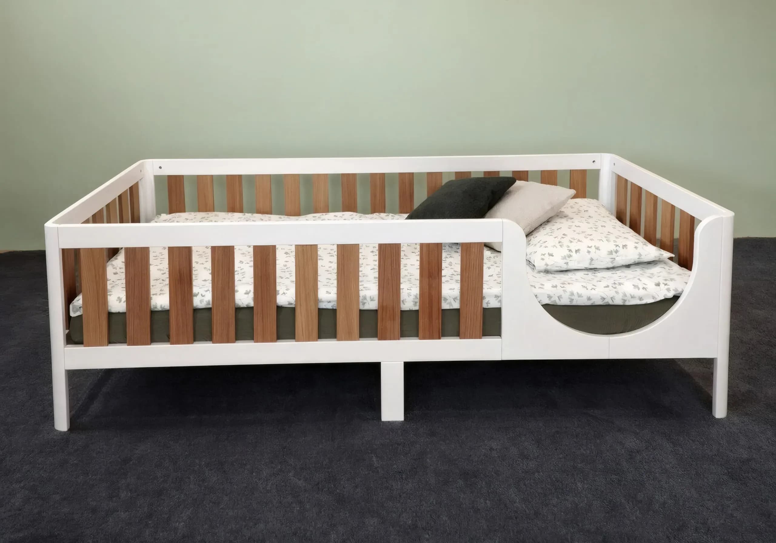 Weißes Bett auf Beinen mit Eichenfurnier-Stäben und Kissen, Vorderansicht