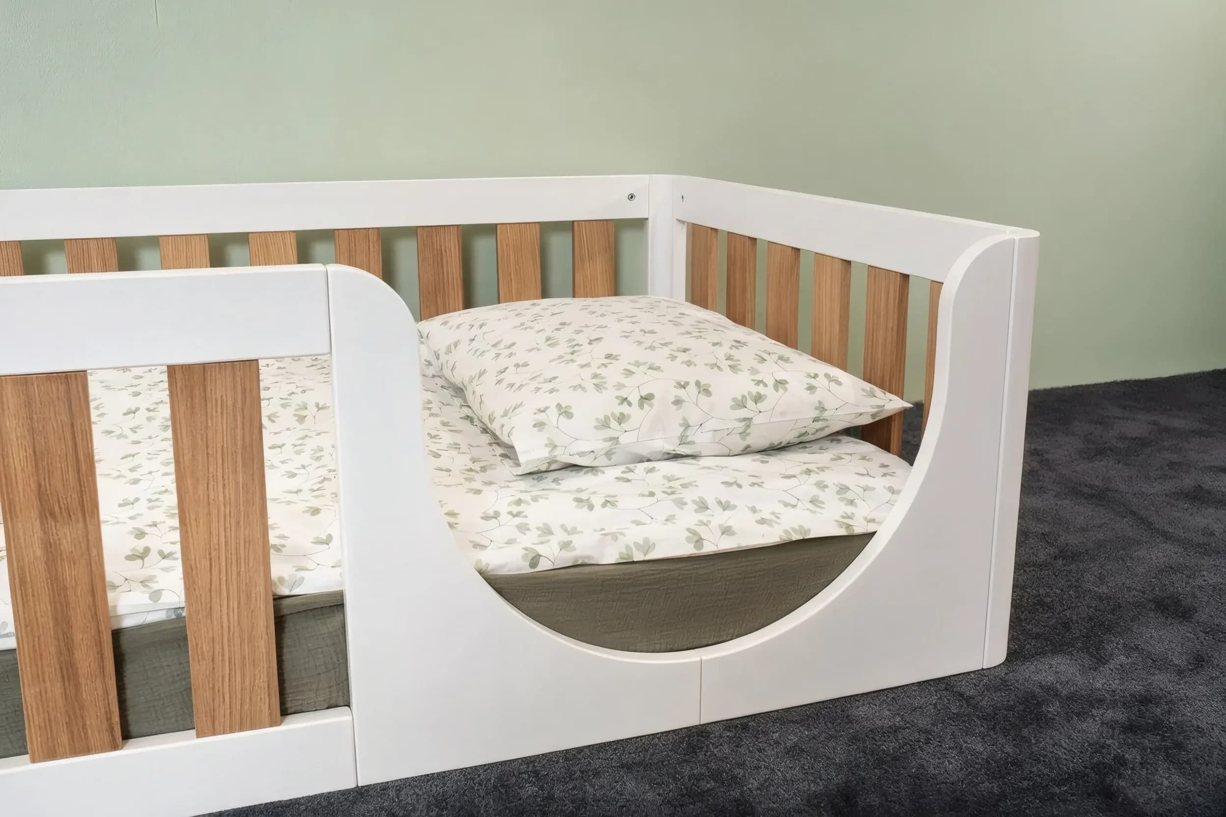Close-up of the rounded opening on the two-tone floor bed