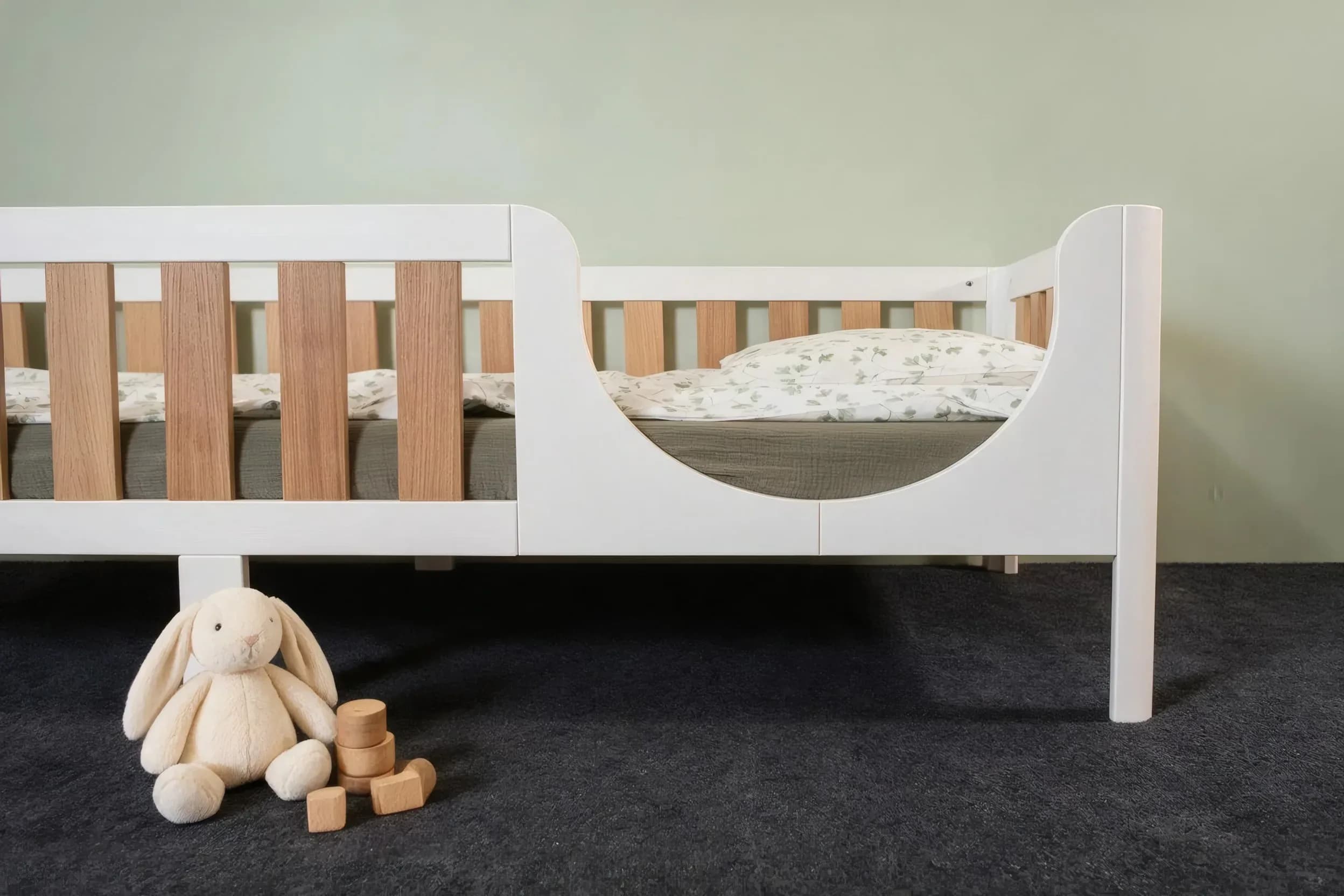 Nahaufnahme des abgerundeten Einstiegs am Bett auf Beinen mit Plüschhase