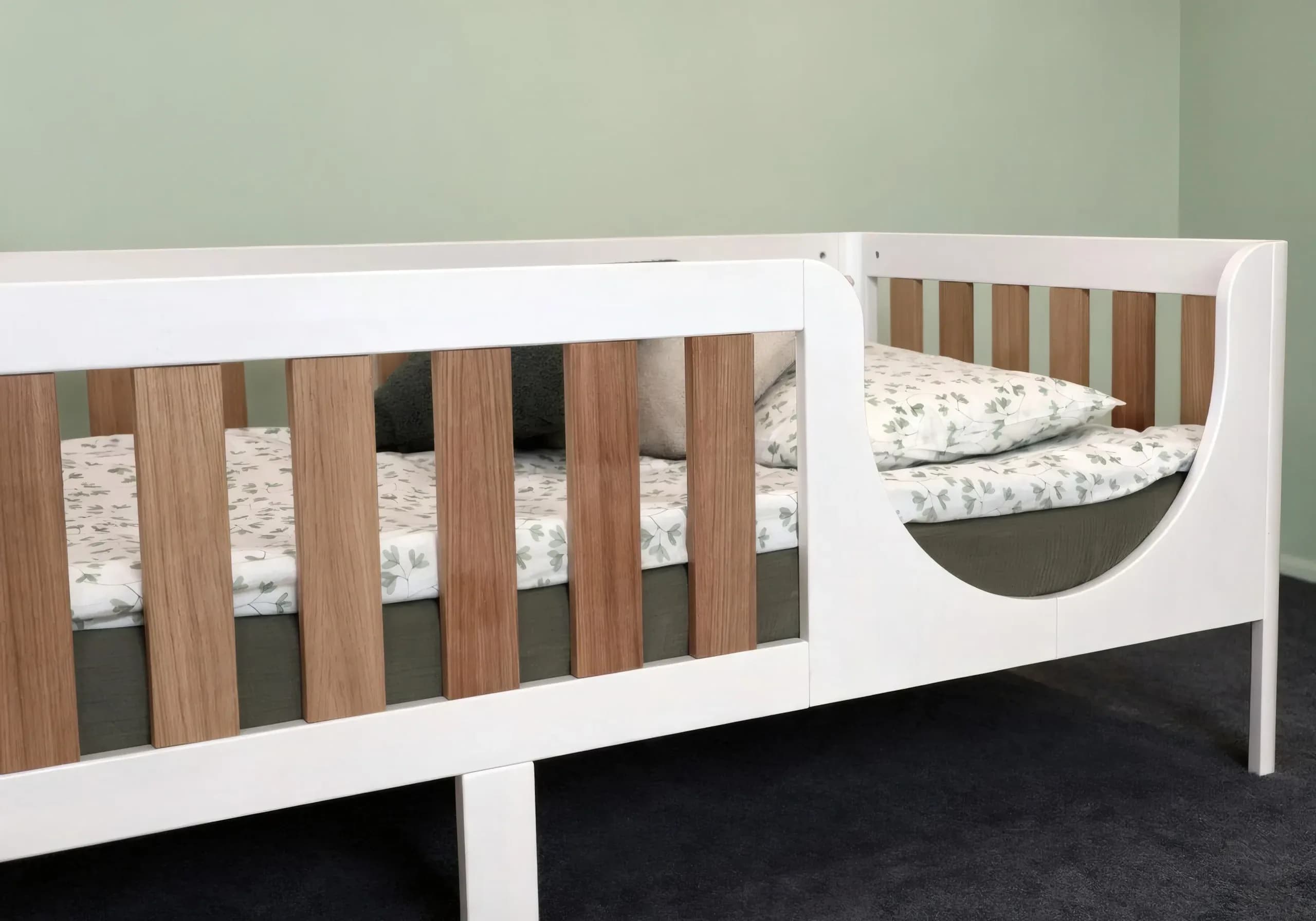 Nahaufnahme des Einstiegs am zweifarbigen Bett auf Beinen, Vorderansicht