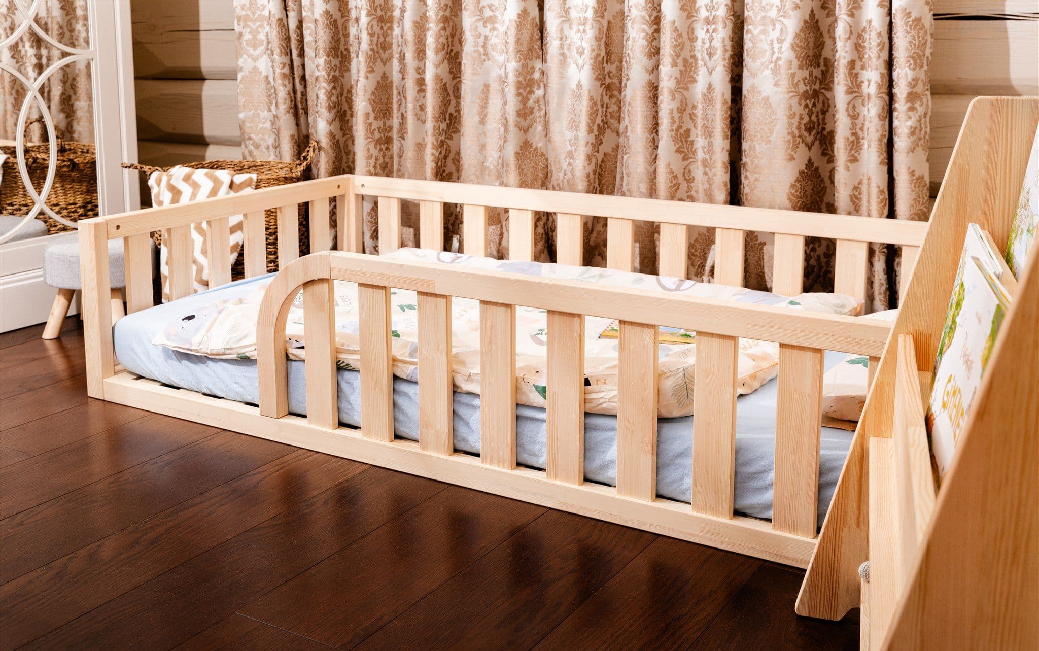 Lit Montessori en bois naturel avec entrée arrondie et bords de protection pour chambre d'enfant