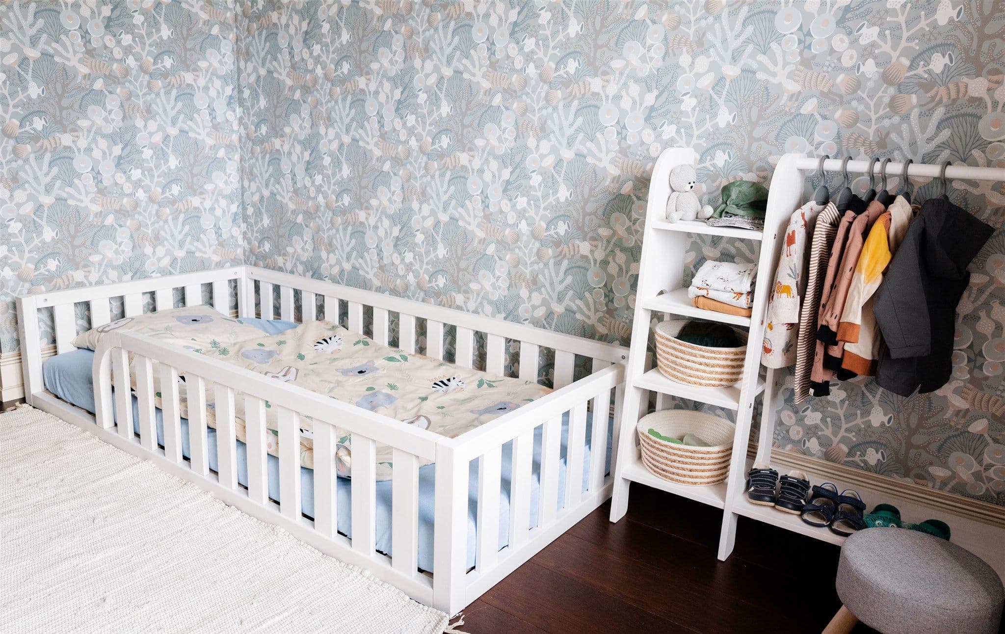 Lit de sol Montessori en pin blanc avec entrée arrondie et bords de protection pour chambre d'enfant