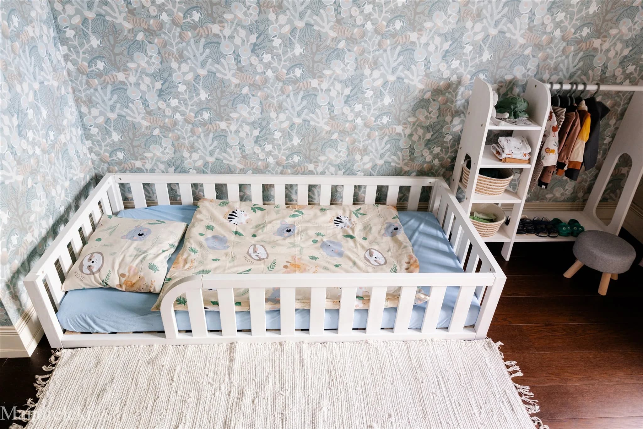 Lit de sol Montessori en pin blanc avec entrée arrondie et bords de protection pour chambre d'enfant