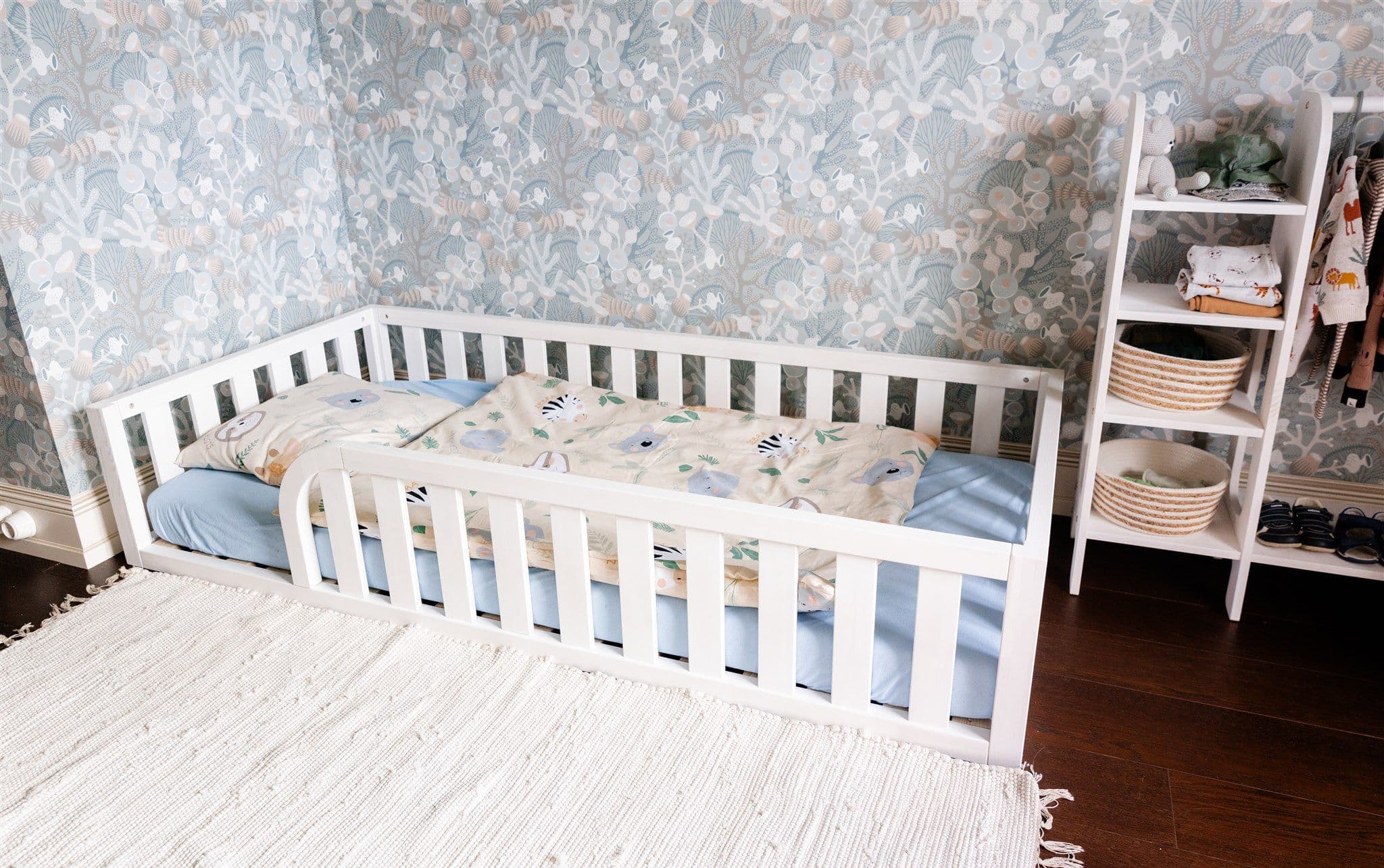 Lit de sol Montessori en pin blanc avec entrée arrondie et bords de protection pour chambre d'enfant