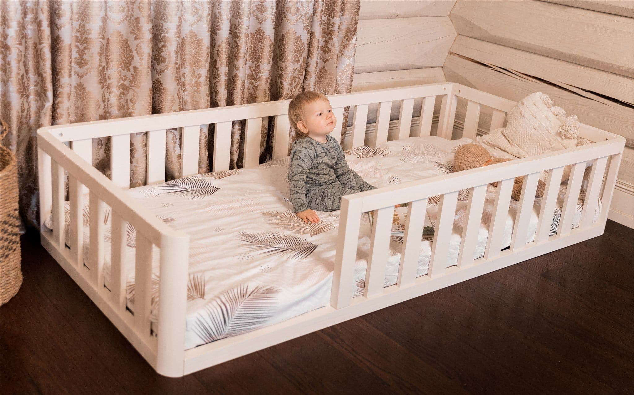 Lit de sol Montessori blanc pour enfant en pin massif avec barrière de protection et entrée