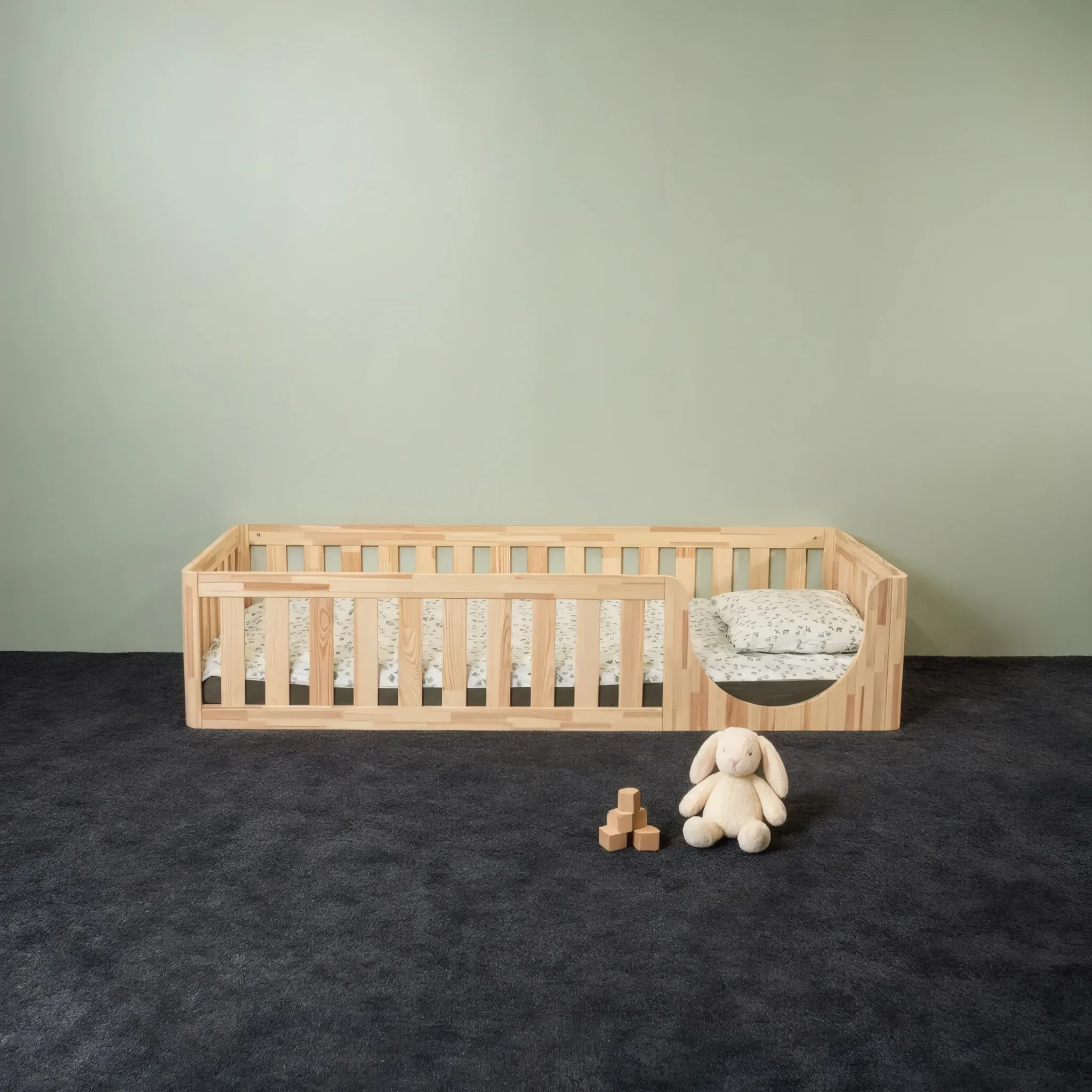 Cama Montessori de madera natural con entrada semicircular, vista frontal