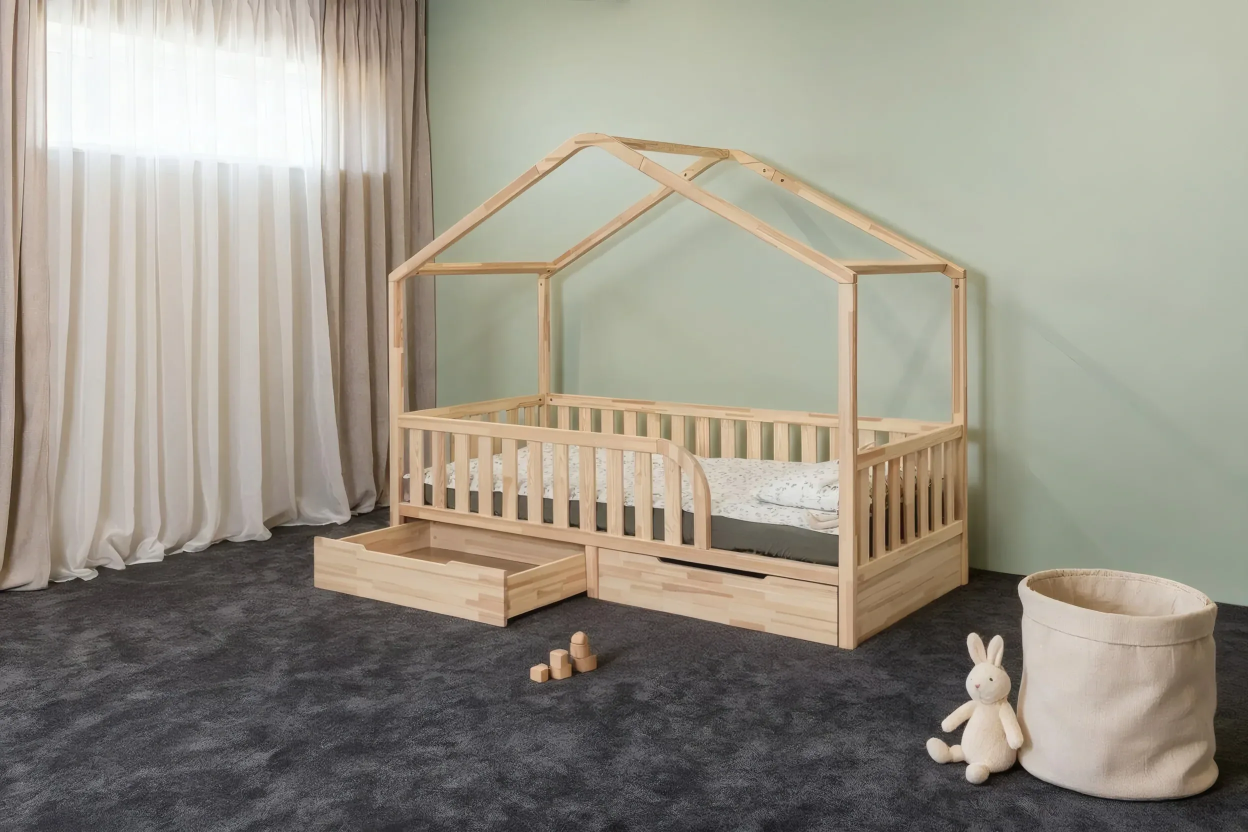 Łóżko domek z zaokrąglonym dachem i szufladami przy oknie, widok pod kątem