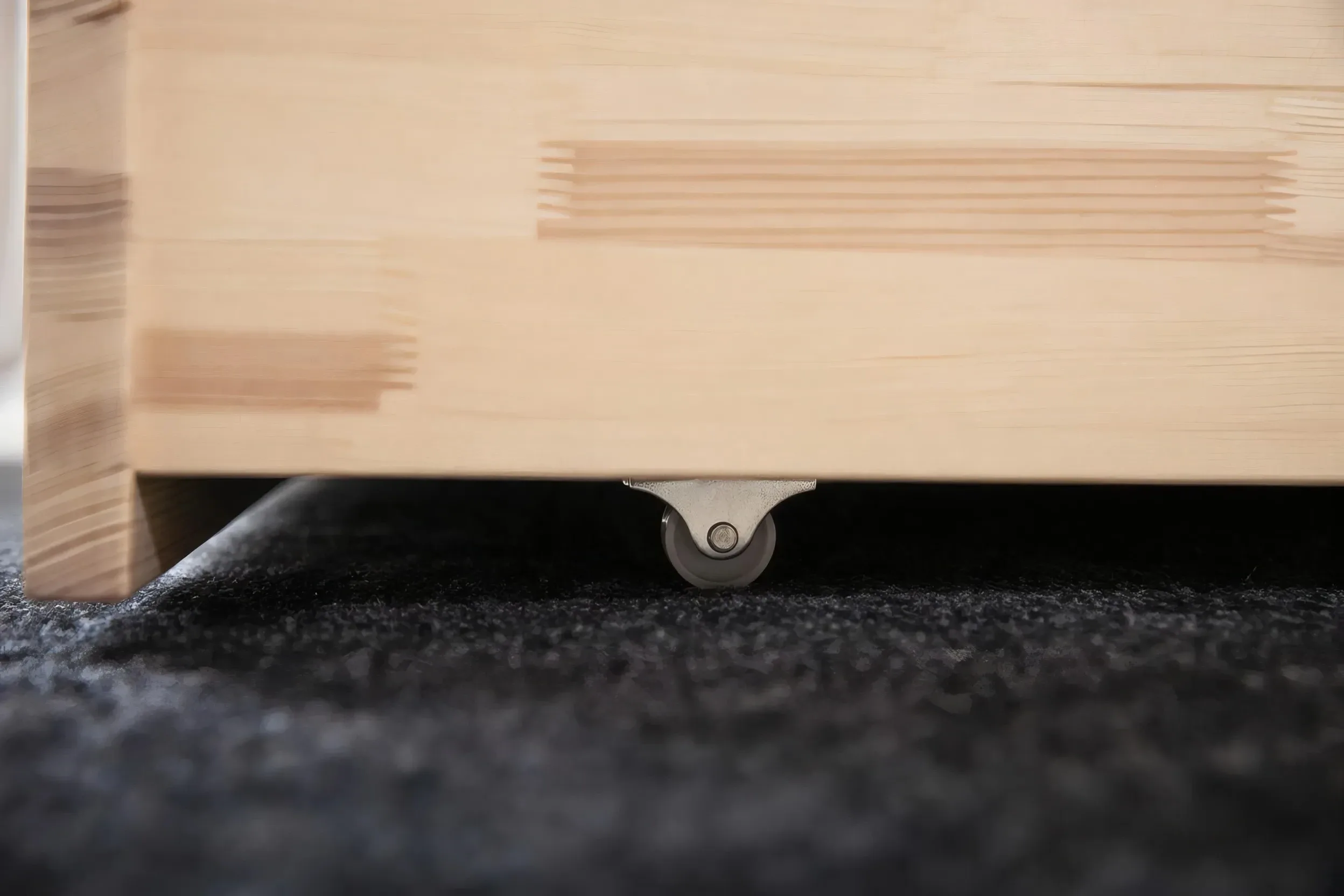 Cajón de madera y primer plano de su rueda