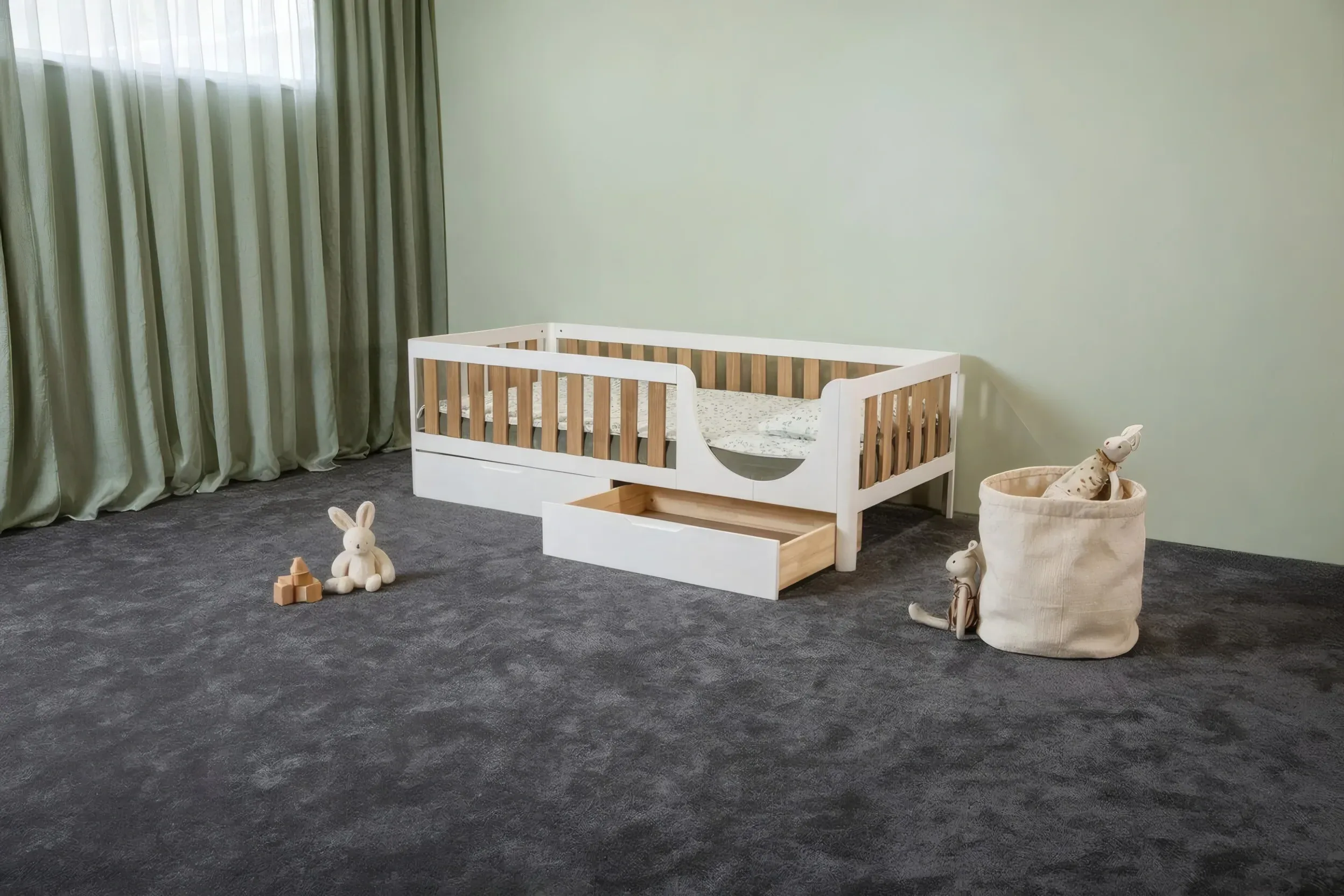 Cama bicolor con cajones en la habitación infantil, un cajón extraído
