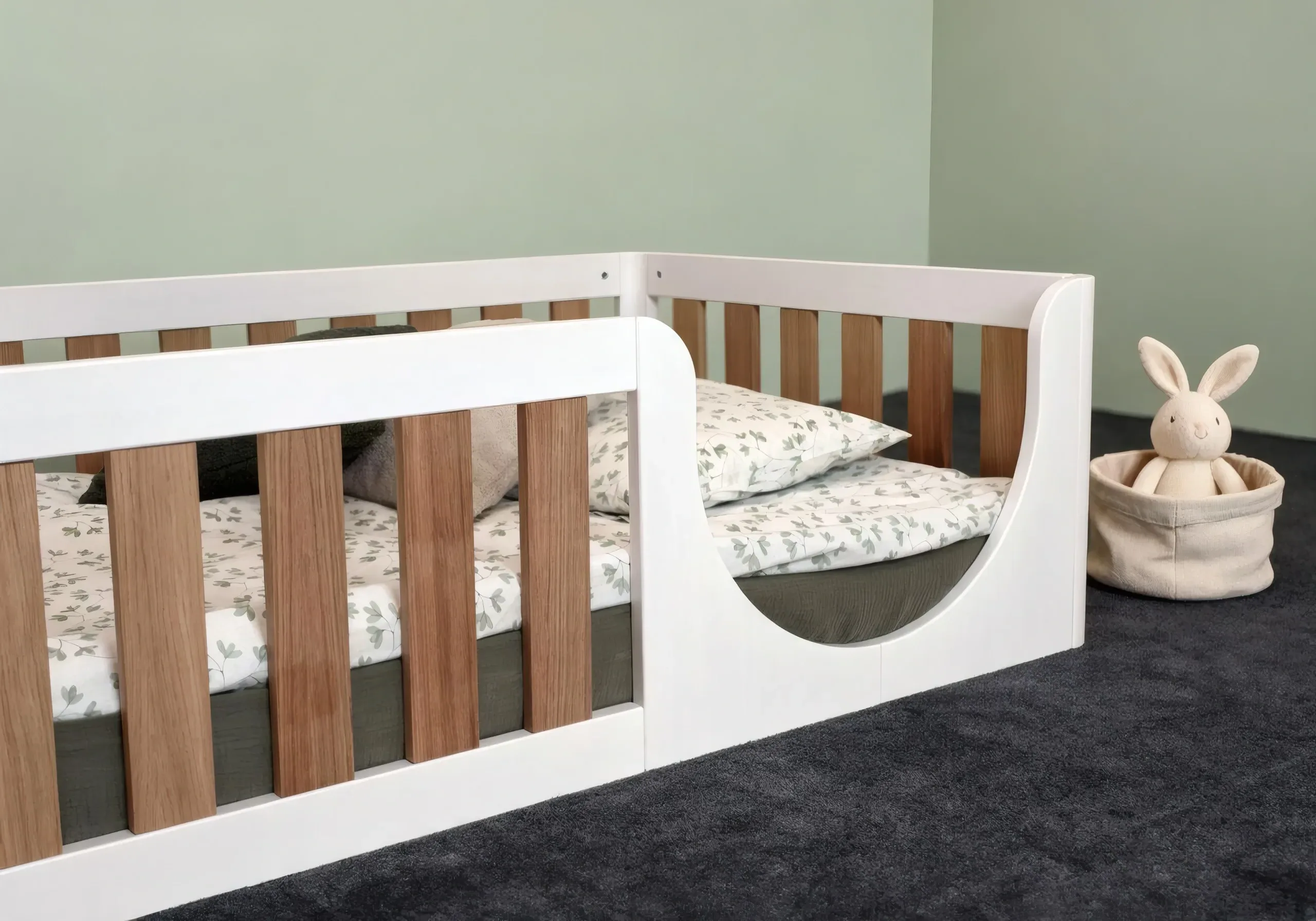 Letto a pavimento bicolore con coniglio giocattolo, vista dalla pediera