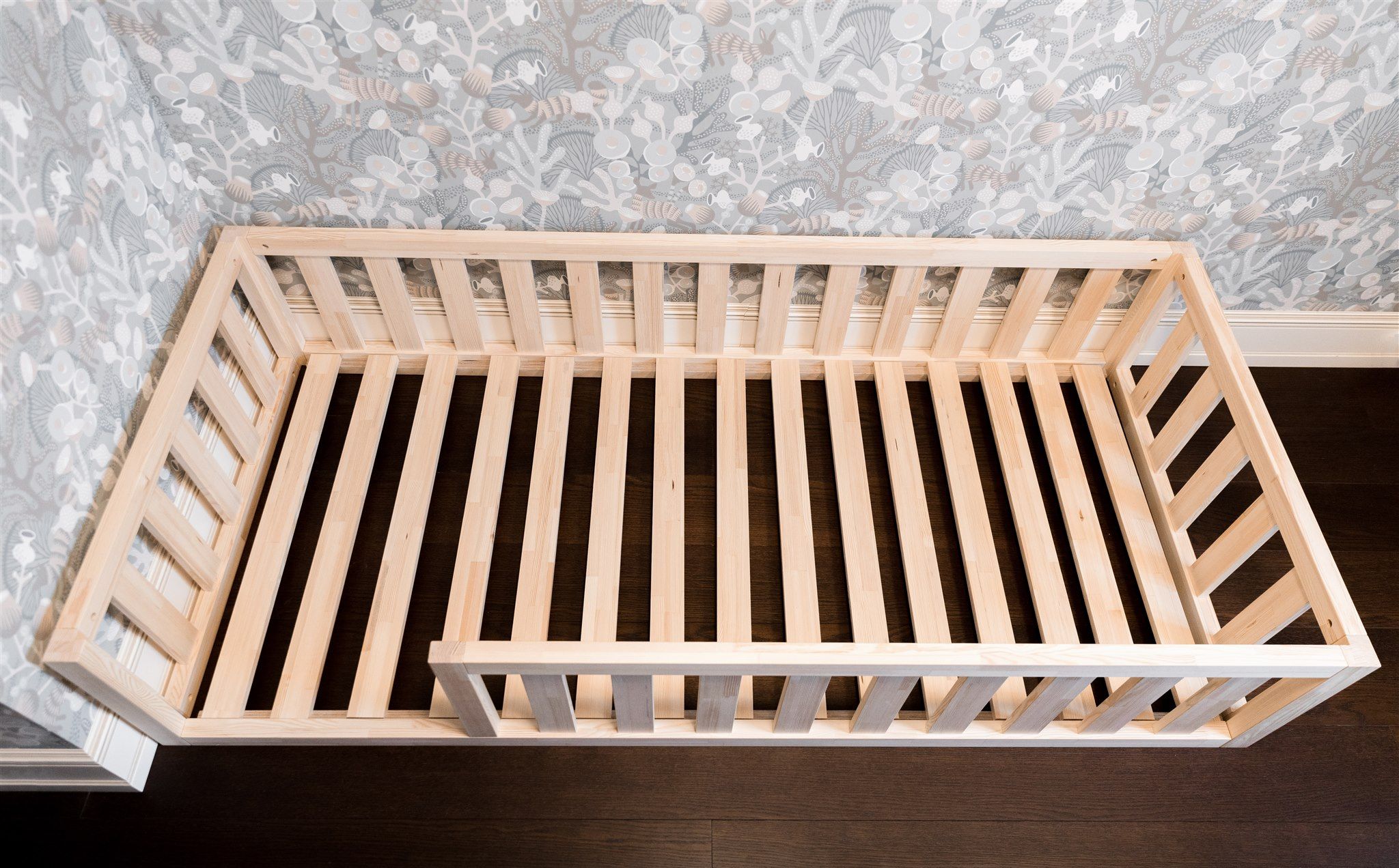 Cama de suelo Montessori de pino natural con lamas de madera, vista superior