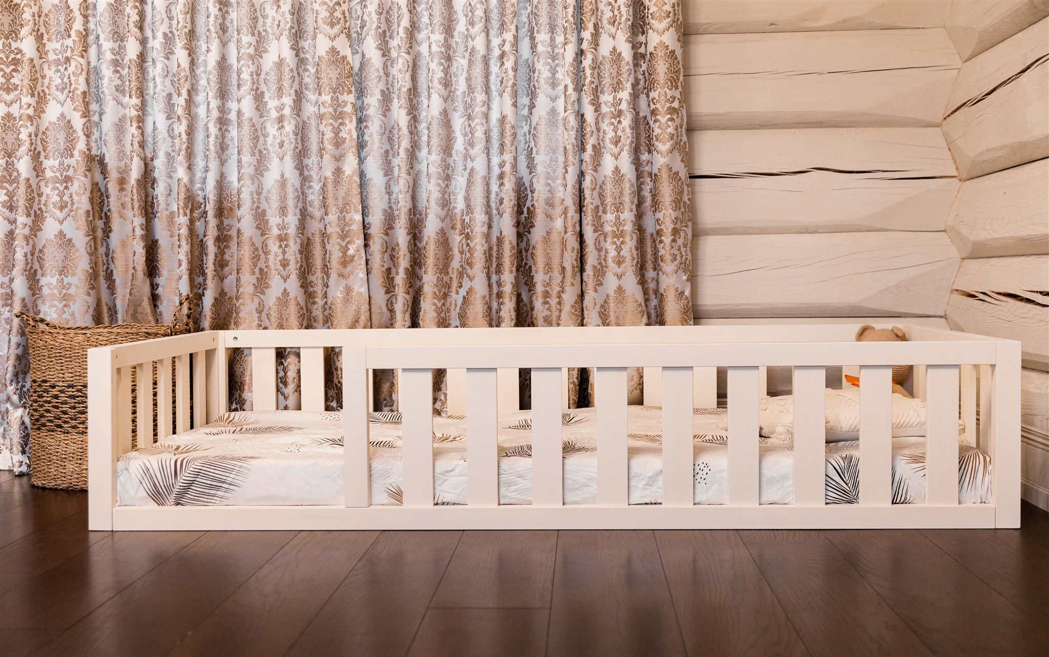 Cama Montessori blanca con barandillas, vista frontal