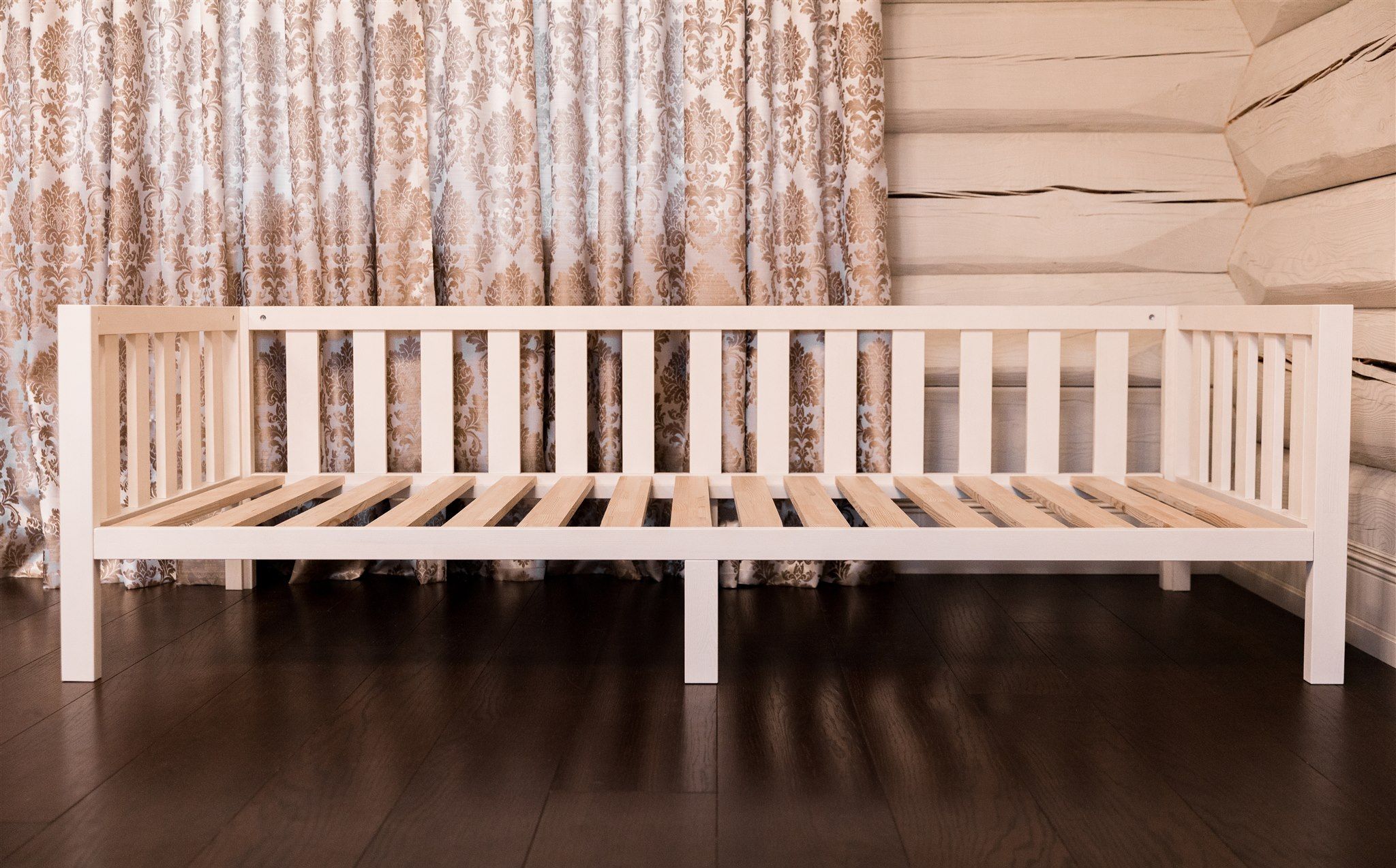 Białe łóżko Montessori na nóżkach z otwartym przodem, podgląd