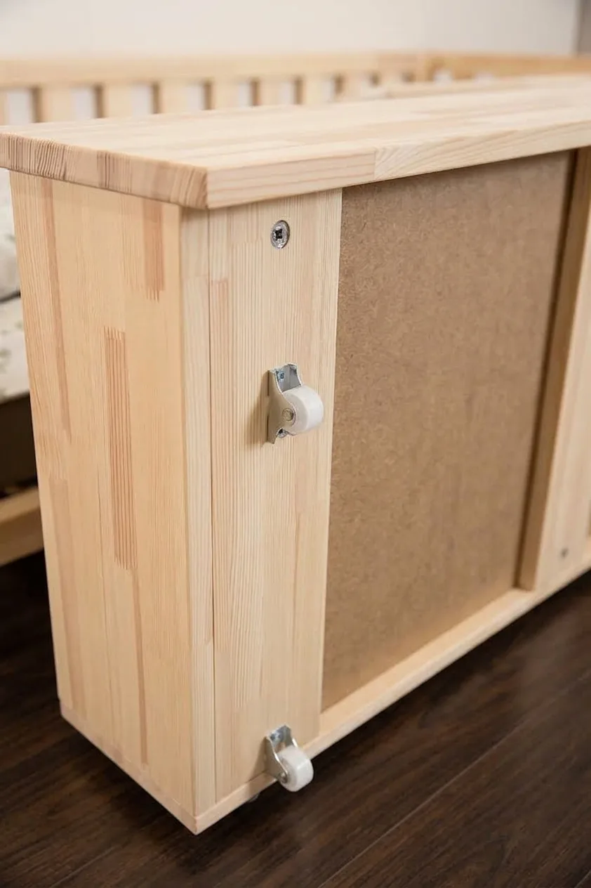 Cajón de madera con ruedas, vista lateral