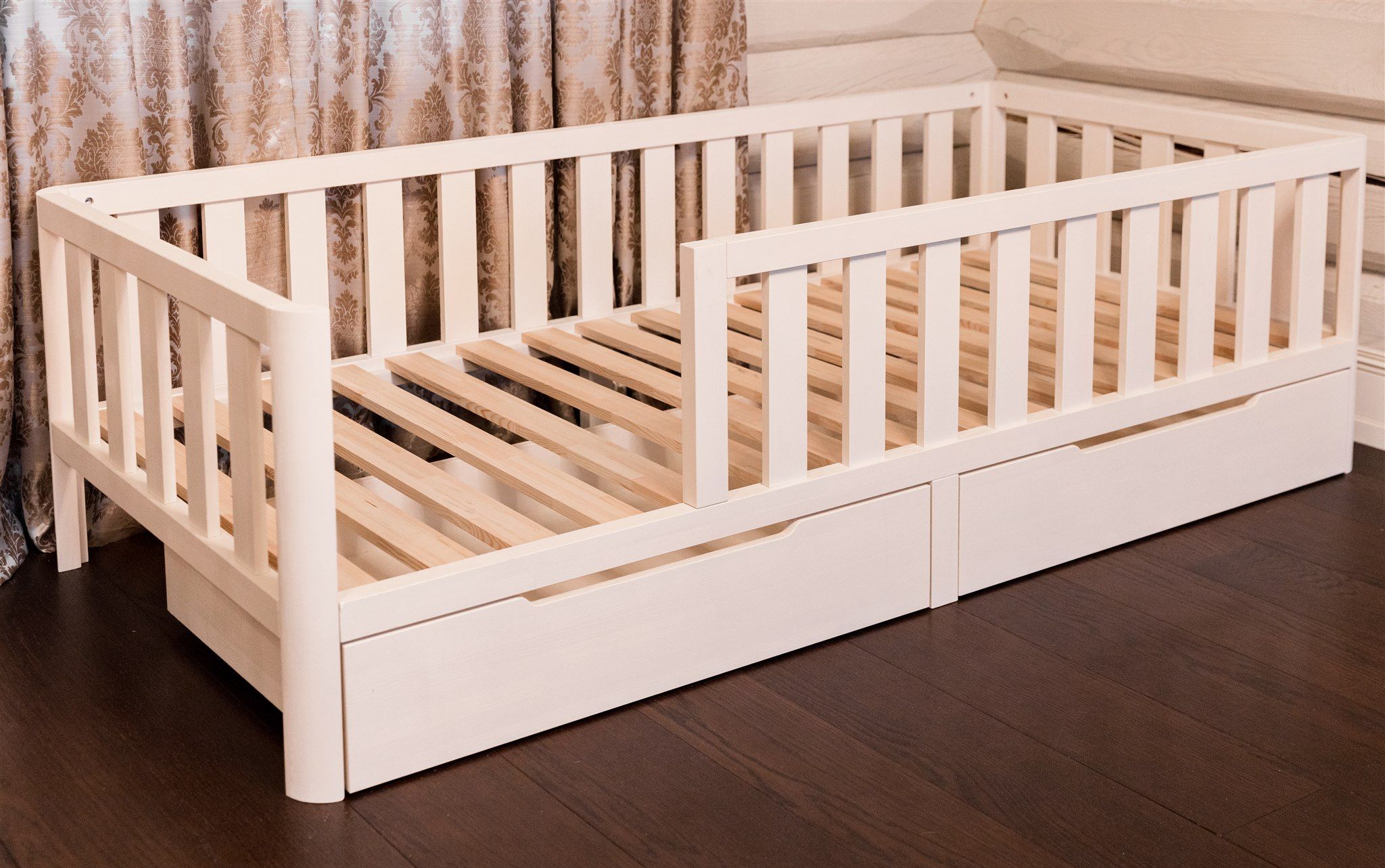 Cama Montessori blanca con cajones y listones de madera natural sin colchón