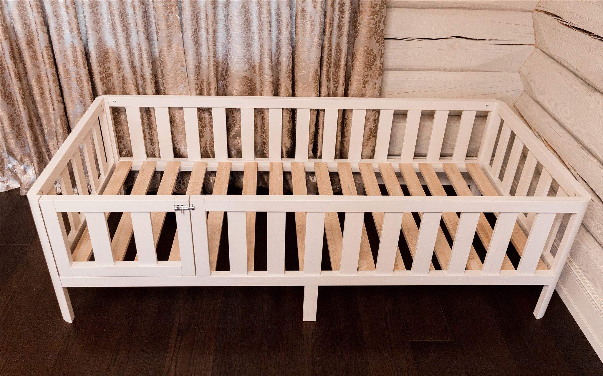 Letto Montessori bianco su gambe con anta e doghe in legno