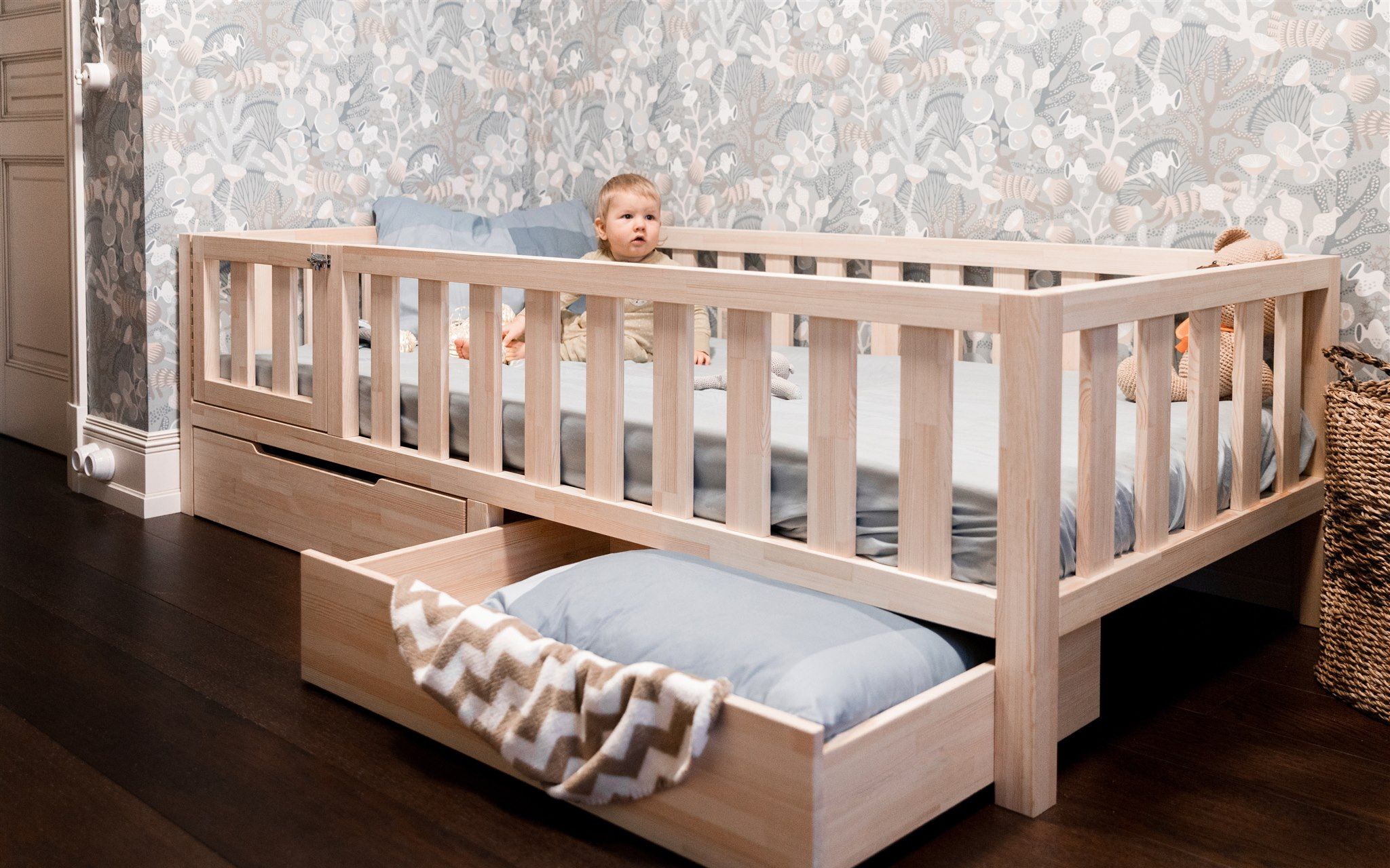 Letto Montessori per bambini in pino con cassetto estraibile per la biancheria da letto