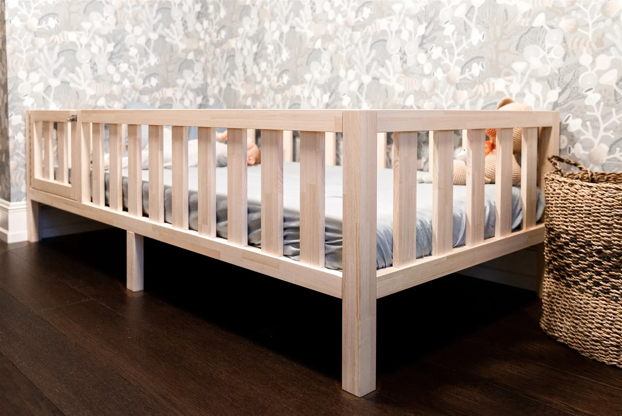Letto Montessori in pino su gambe, vista dalla pediera
