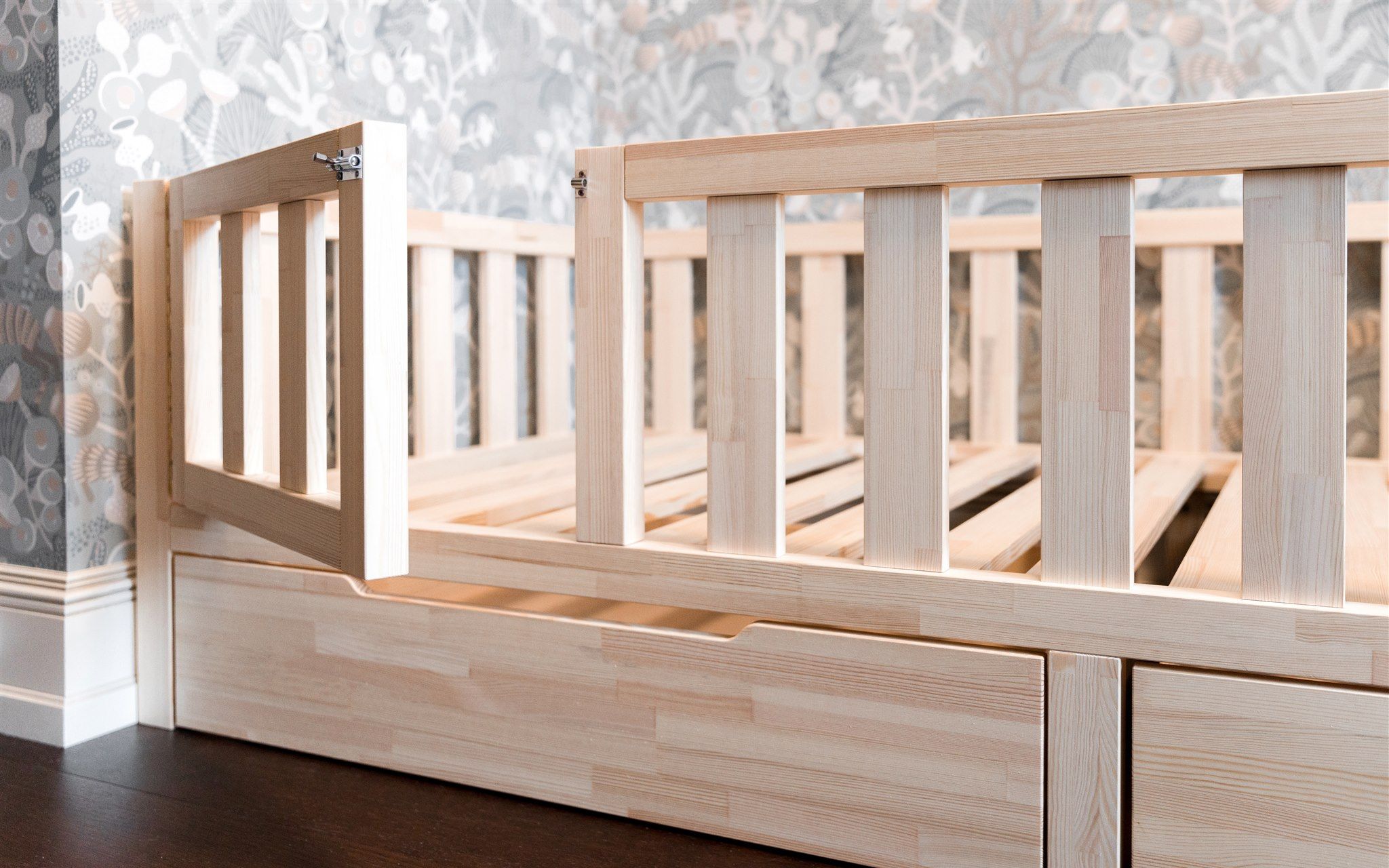 Anta aperta per letto Montessori in pino con cassetti, primo piano