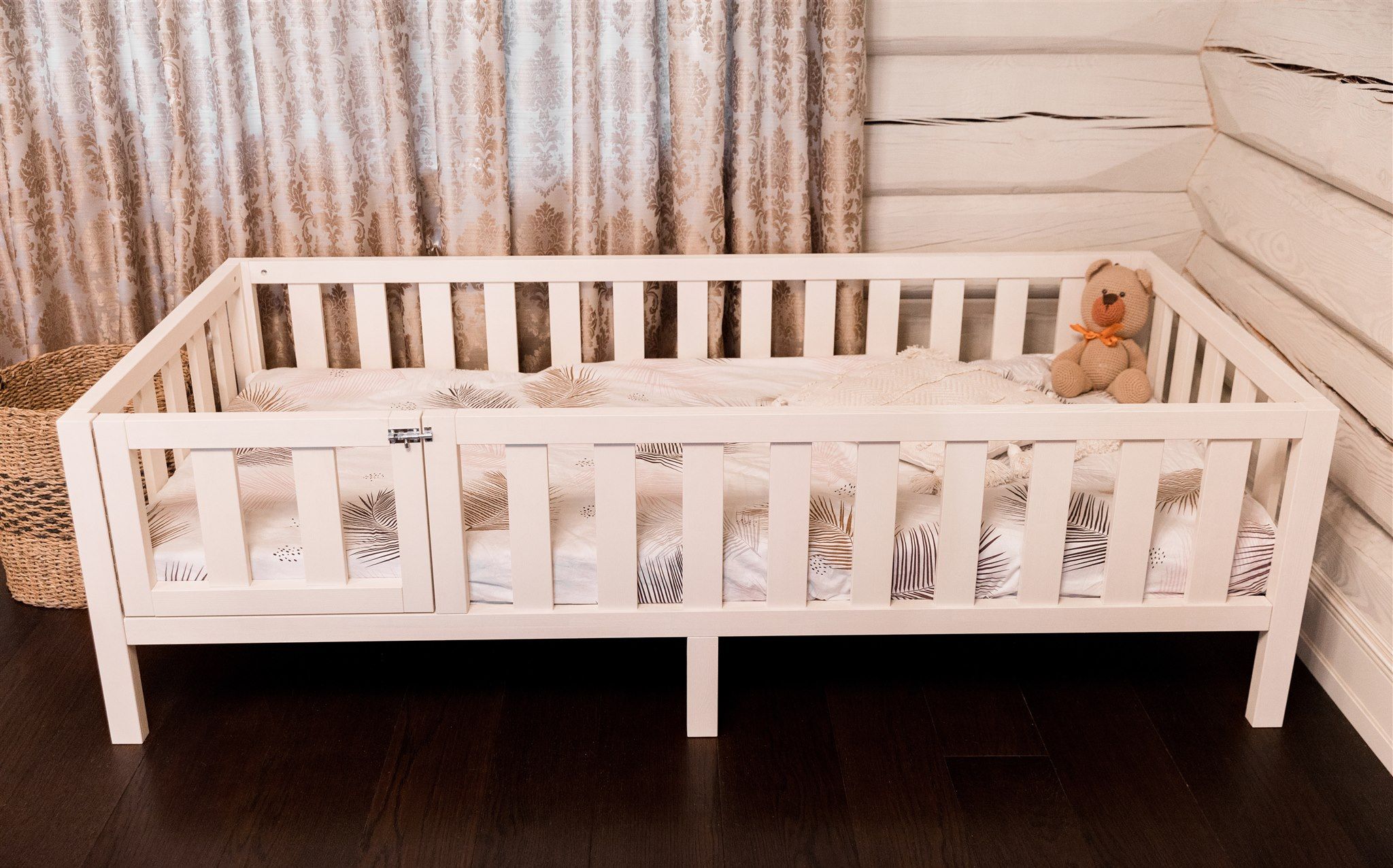 Letto Montessori bianco su gambe con porta, materasso e orsetto di peluche