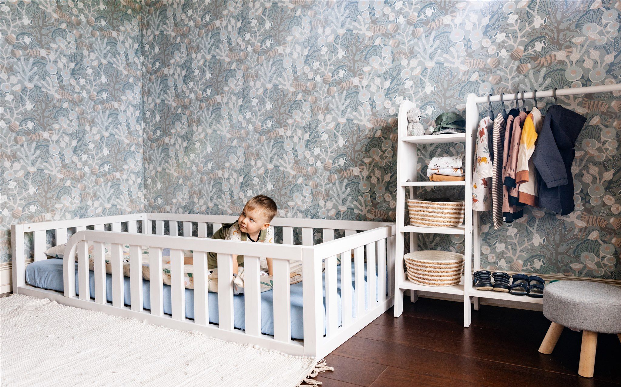 Letto a pavimento Montessori bianco con ingresso arrotondato per la cameretta dei bambini