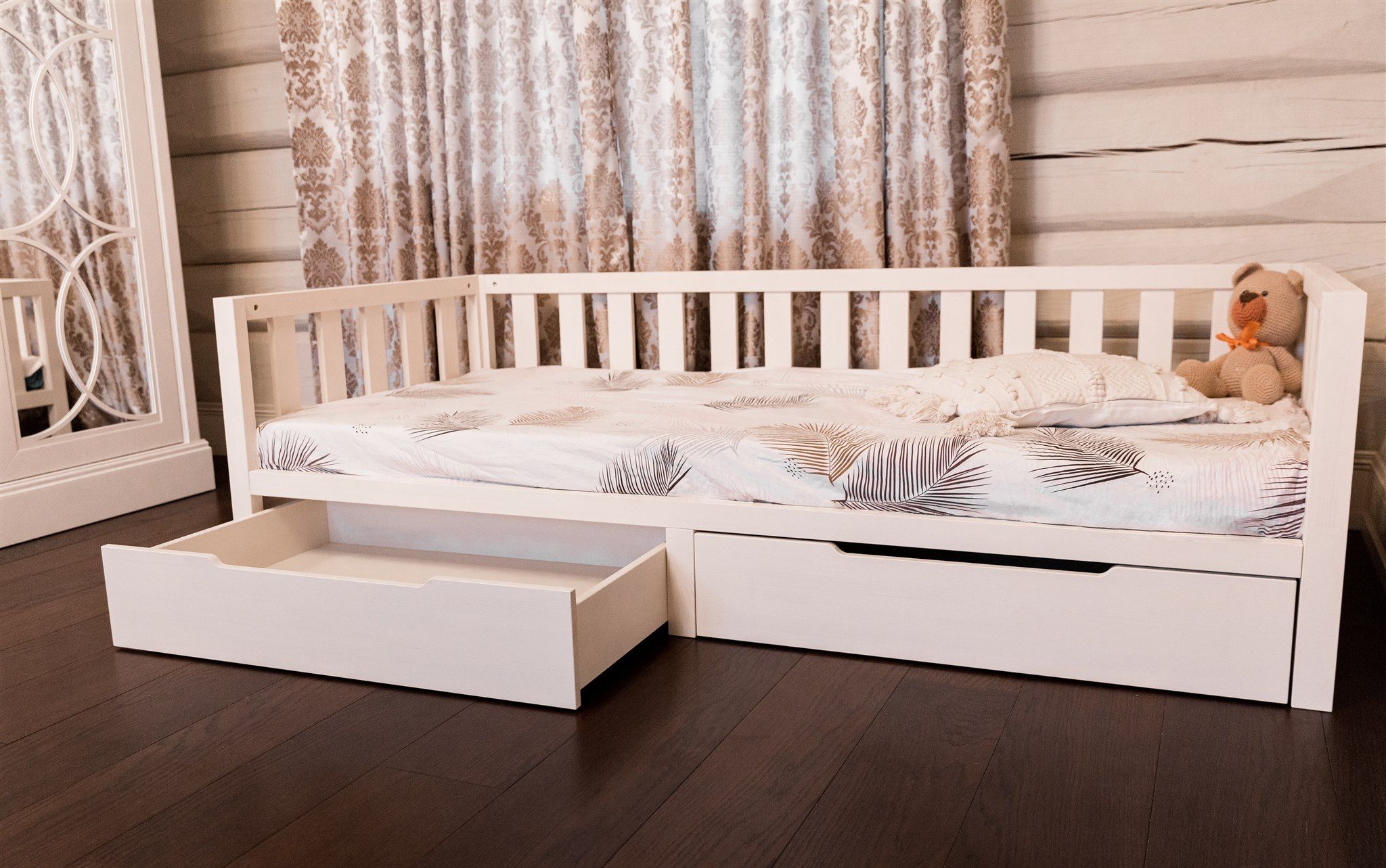 Letto Montessori bianco con fronte aperto e cassetto estraibile