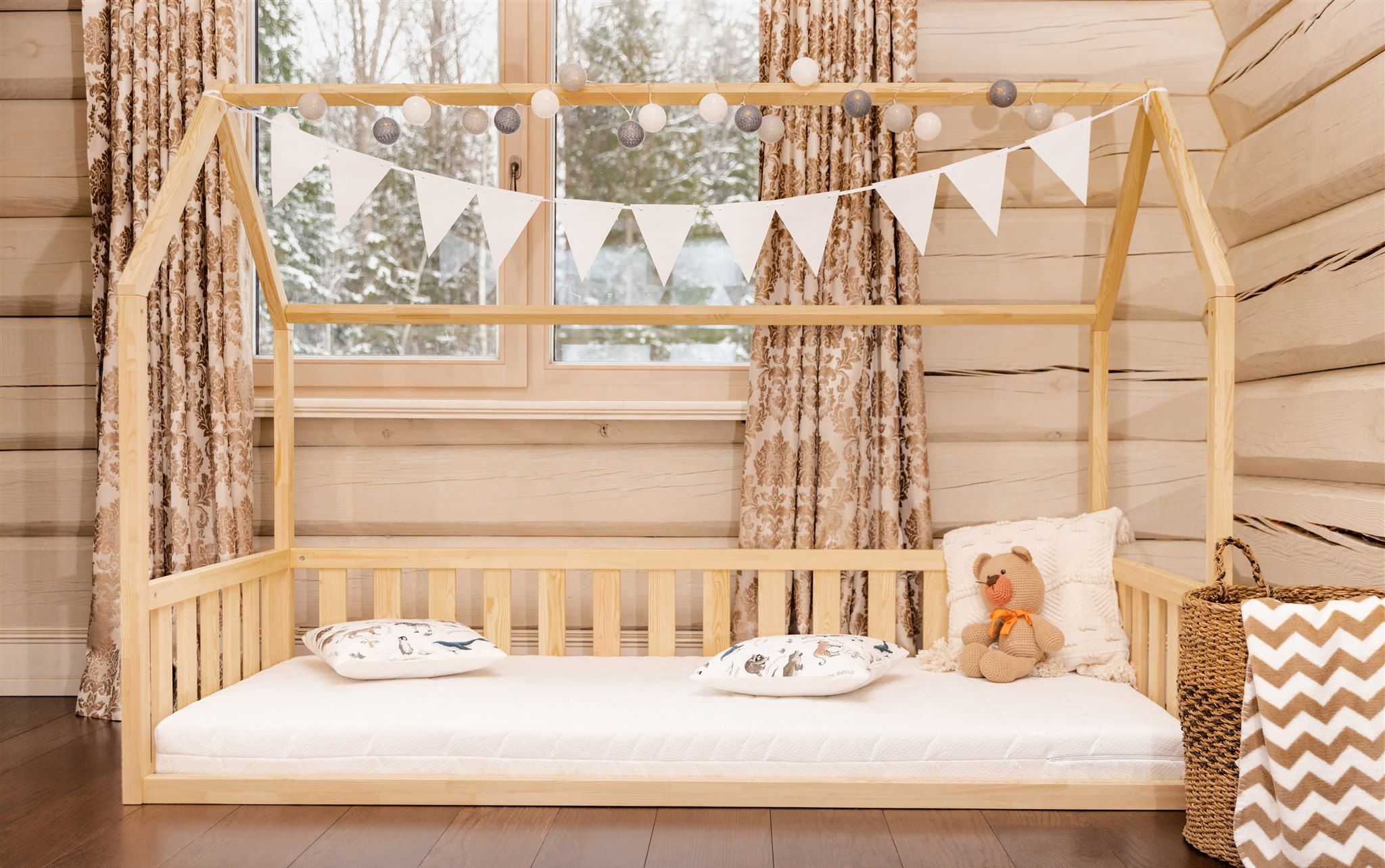 Letto a casetta a pavimento in pino con fronte aperto, materasso e orsetto di peluche