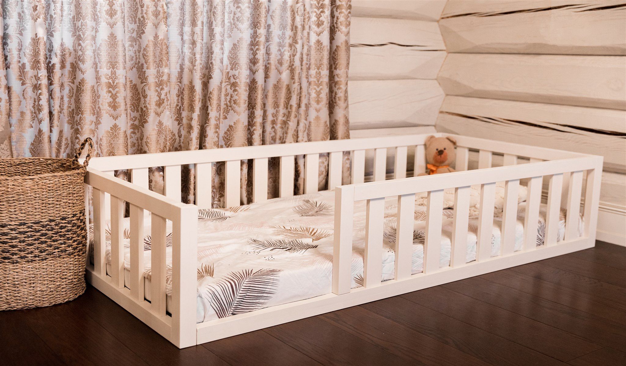 Cama Montessori blanca con entrada lateral, vista en ángulo