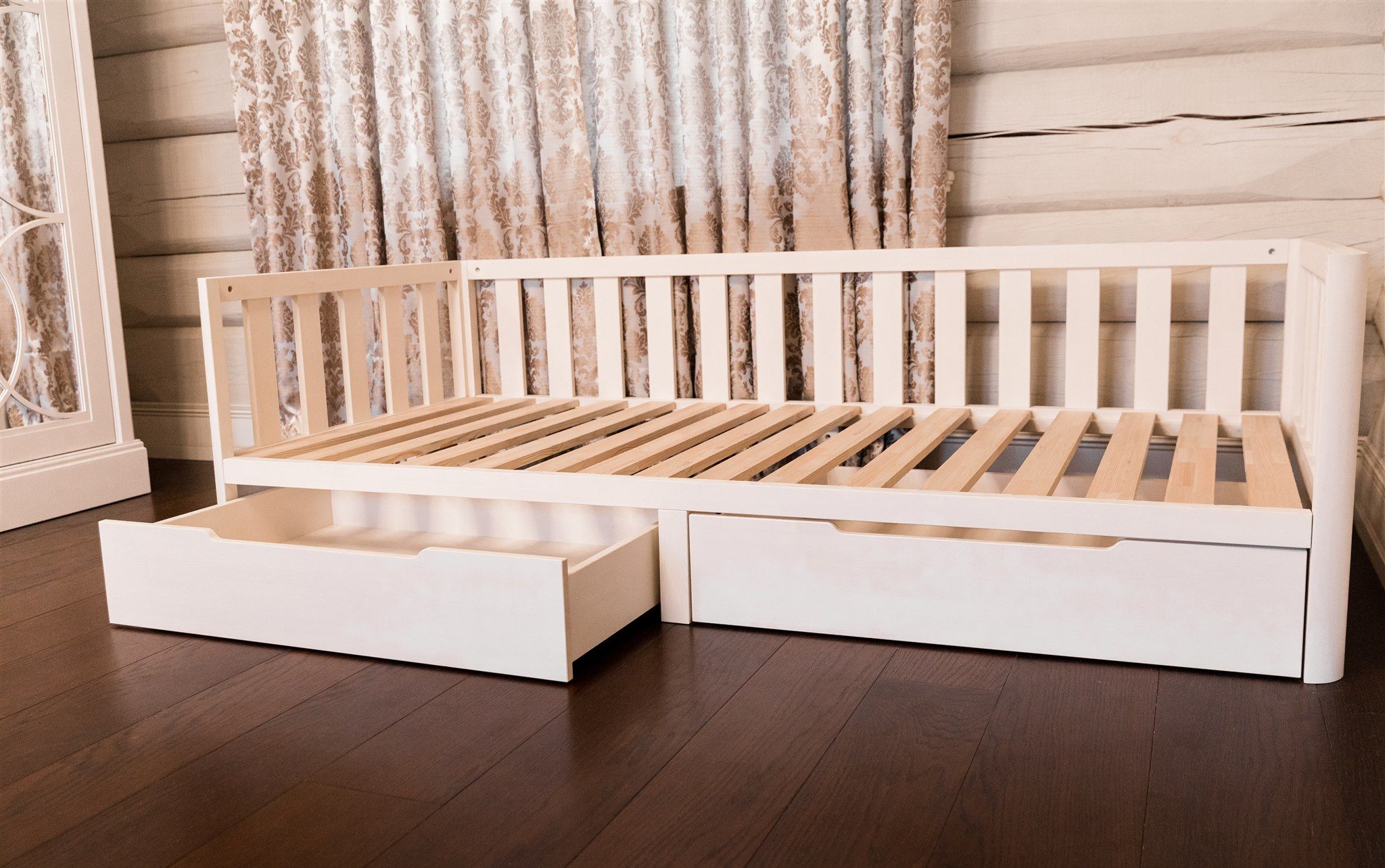 Letto Montessori bianco con doghe in legno e cassetto estraibile