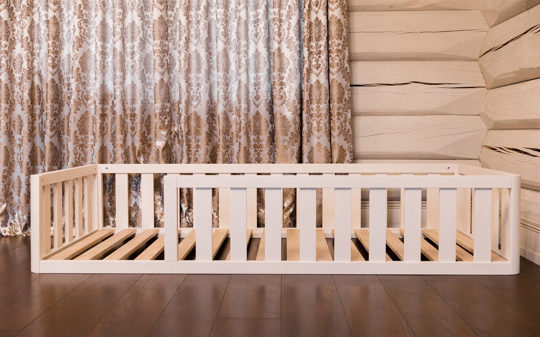 Cama Montessori blanca con listones de madera natural, vista frontal