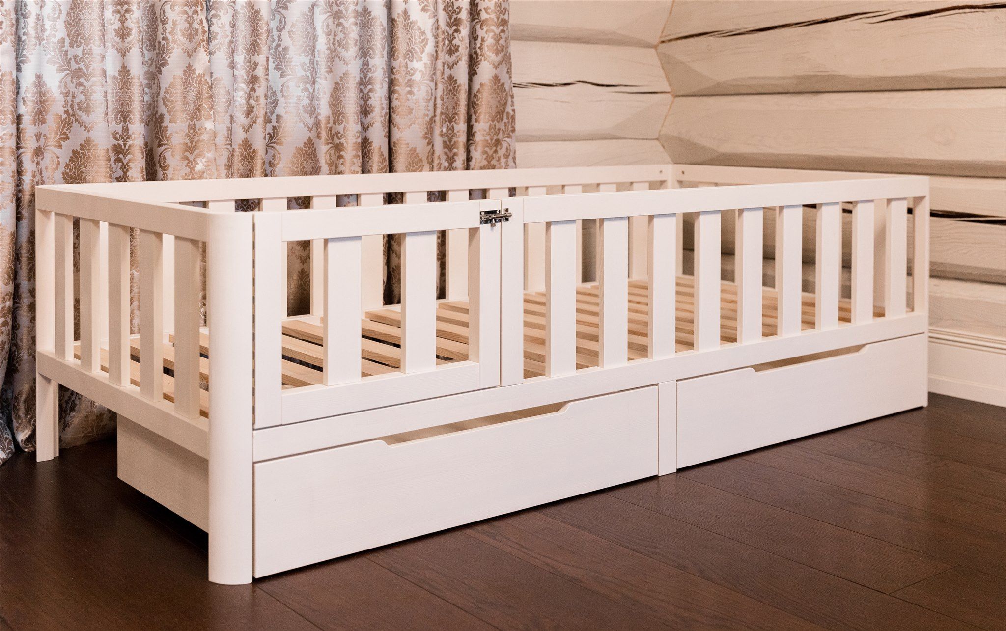 Letto Montessori bianco con doghe in legno, ante e due cassetti