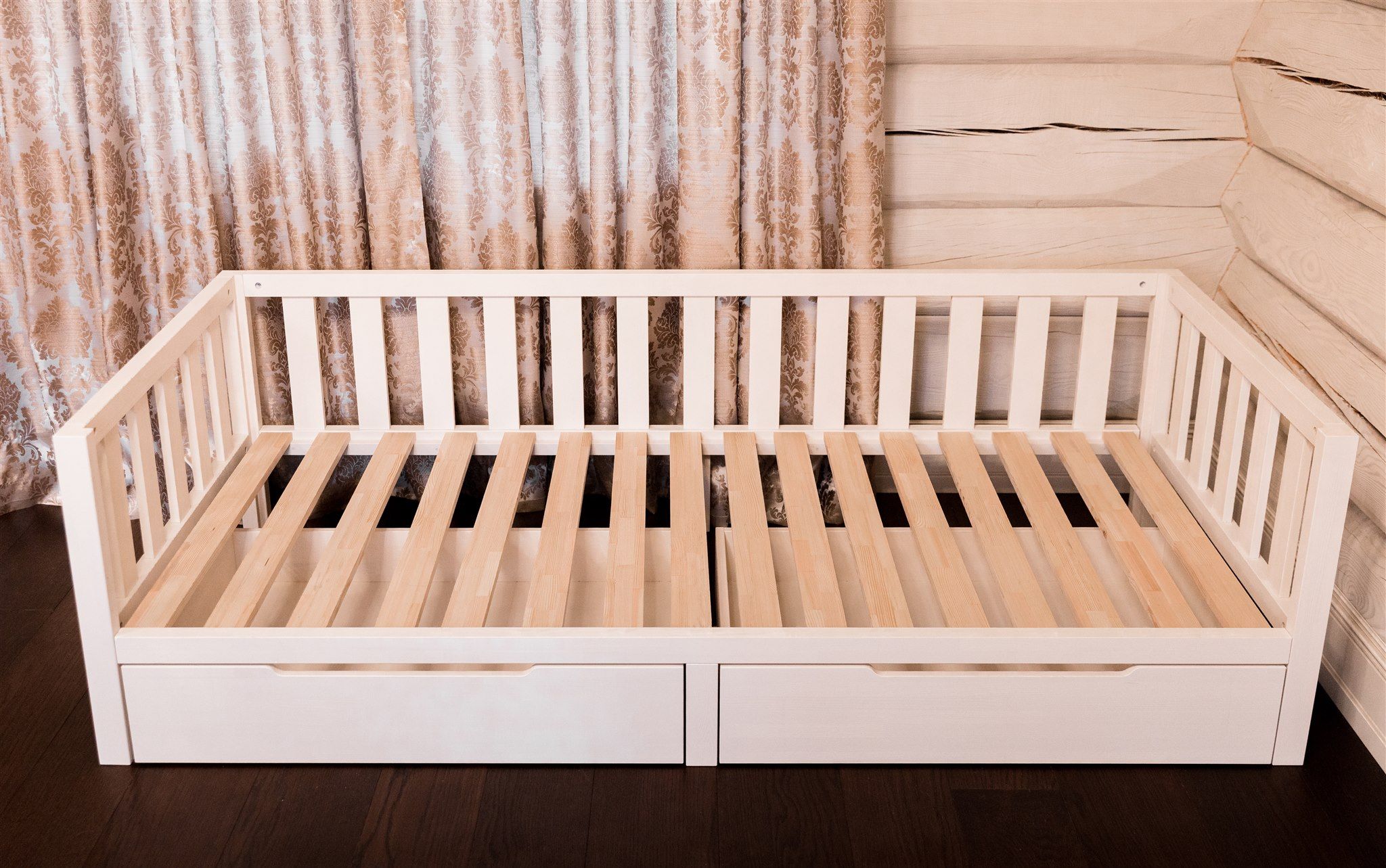 Letto Montessori bianco con fronte aperto, cassetti e doghe in legno